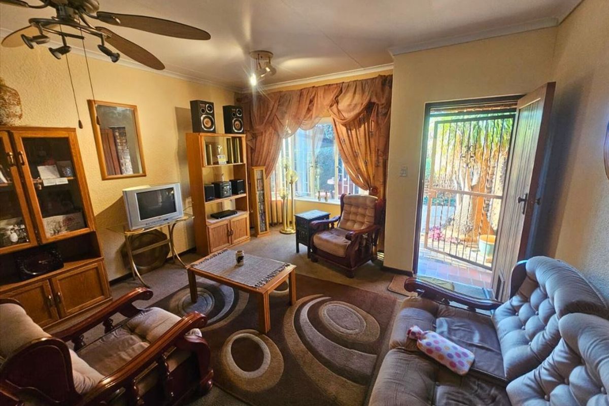 Charming 2-Bedroom Home with Garage and Carport - Photo 2