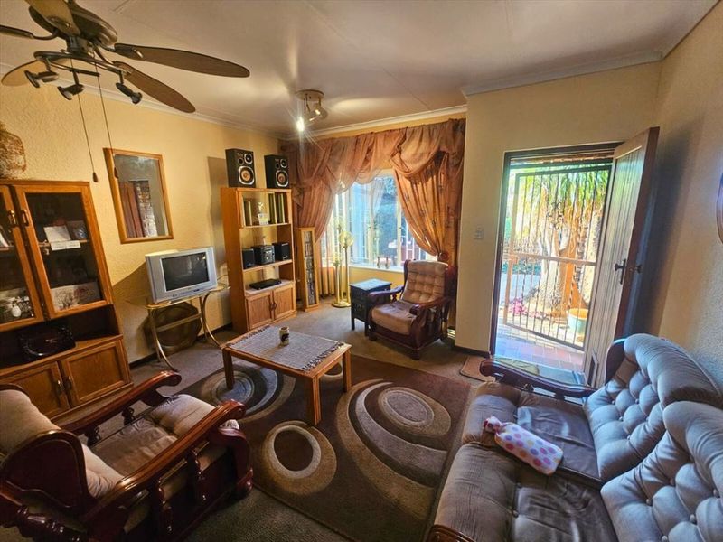 Charming 2-Bedroom Home with Garage and Carport - Photo 2