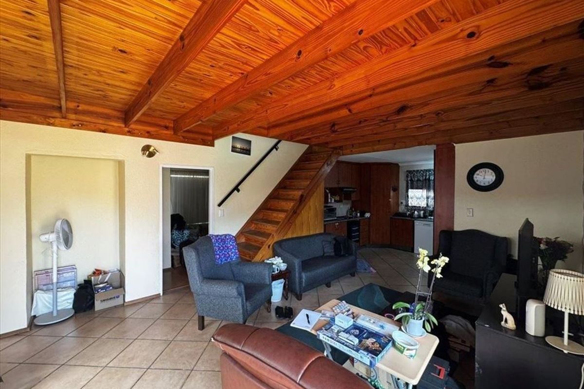 Modern 3-Bedroom Home with Pool and Ample Parking - Photo 2