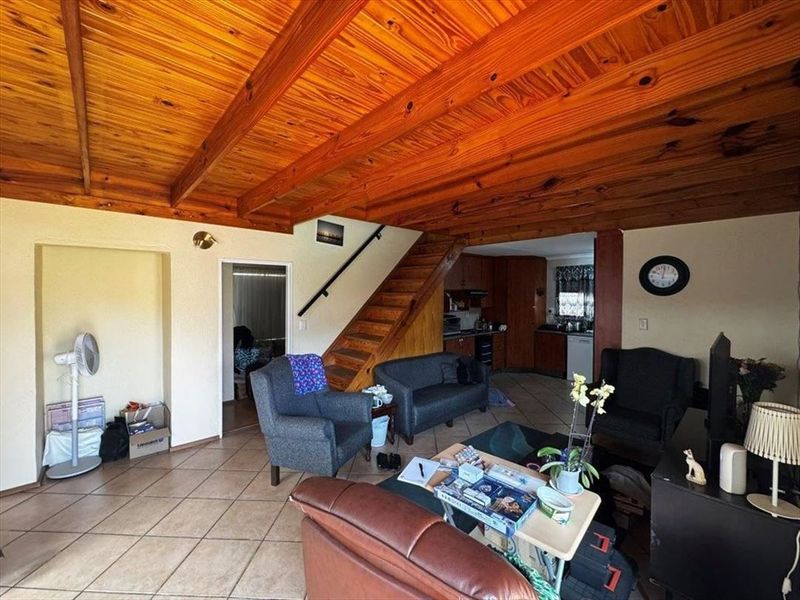 Modern 3-Bedroom Home with Pool and Ample Parking - Photo 2