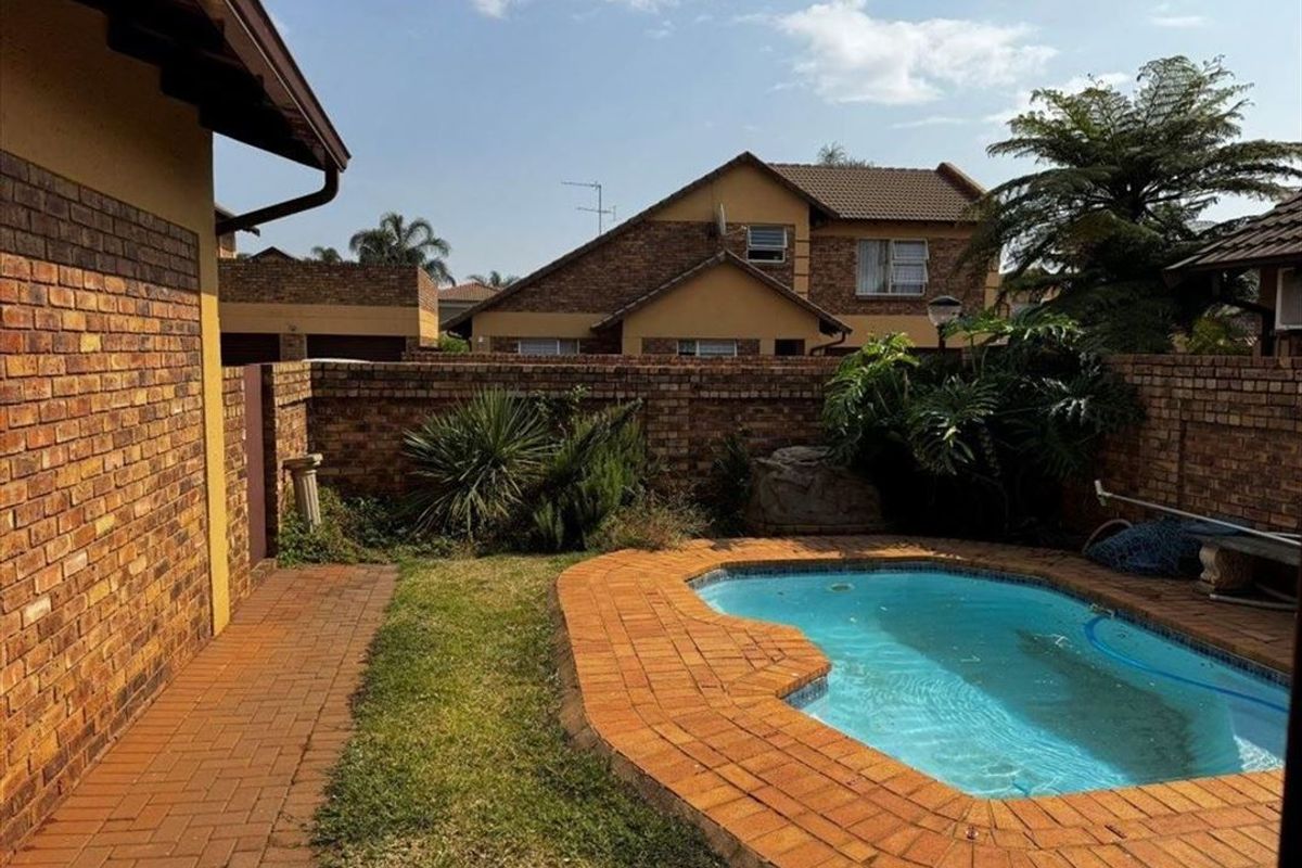 Modern 3-Bedroom Home with Pool and Ample Parking - Photo 3