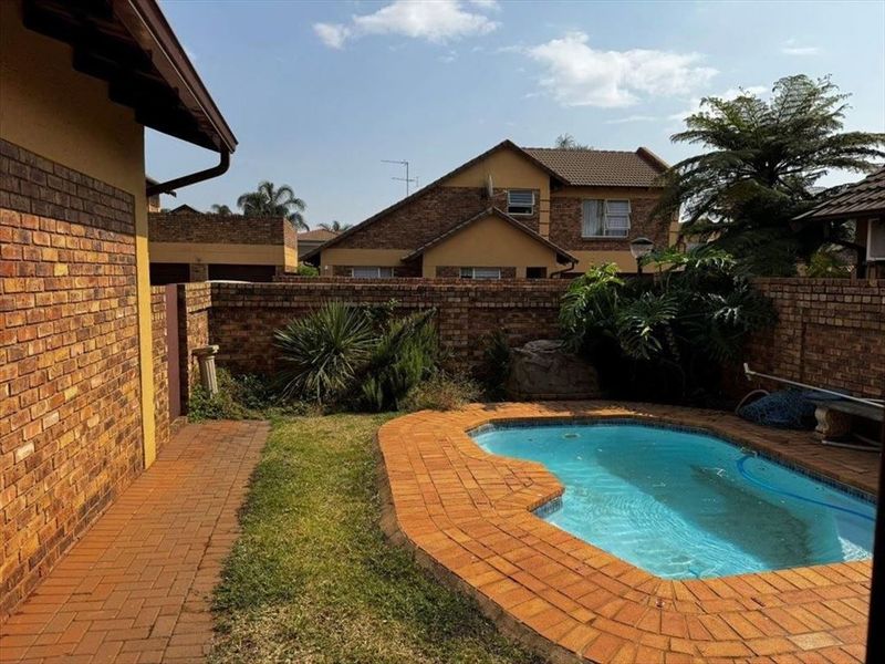 Modern 3-Bedroom Home with Pool and Ample Parking - Photo 3