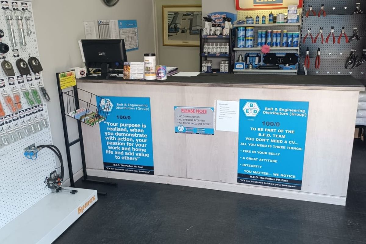 Huge property with a lot of shelf space and offices.  - Photo 4