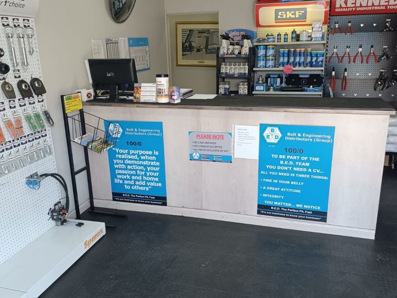 Huge property with a lot of shelf space and offices.  - Photo 4