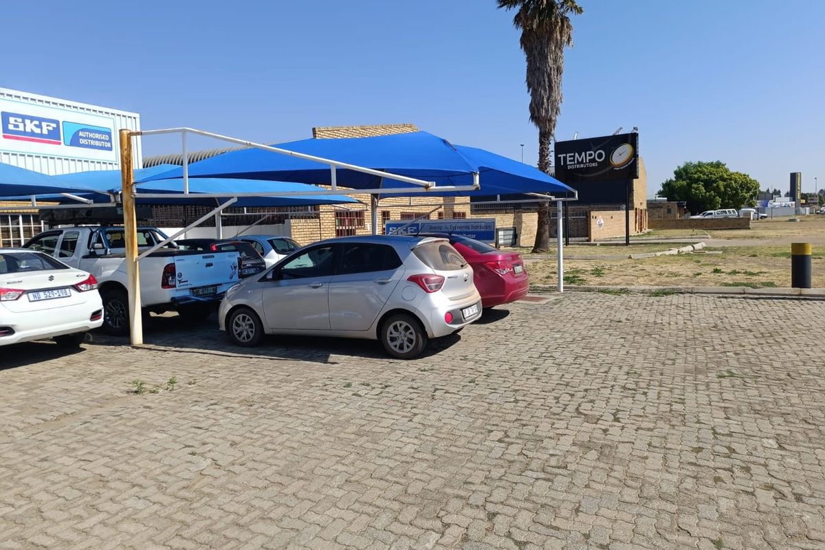 Huge property with a lot of shelf space and offices.  - Photo 3