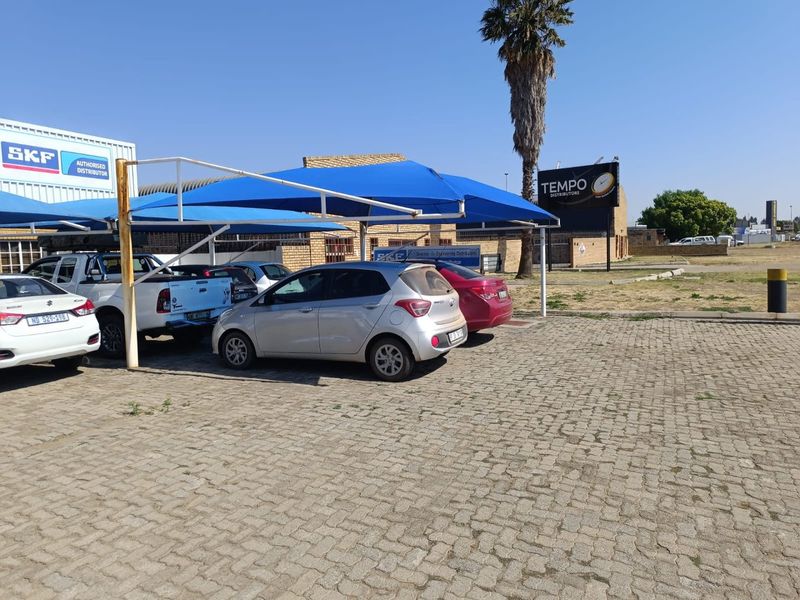 Huge property with a lot of shelf space and offices.  - Photo 3