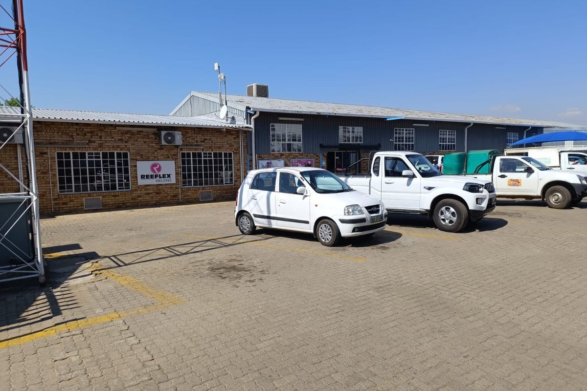 Huge property with a lot of shelf space and offices.  - Photo 5