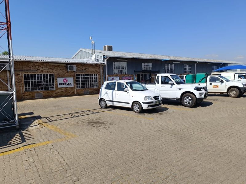 Huge property with a lot of shelf space and offices.  - Photo 5