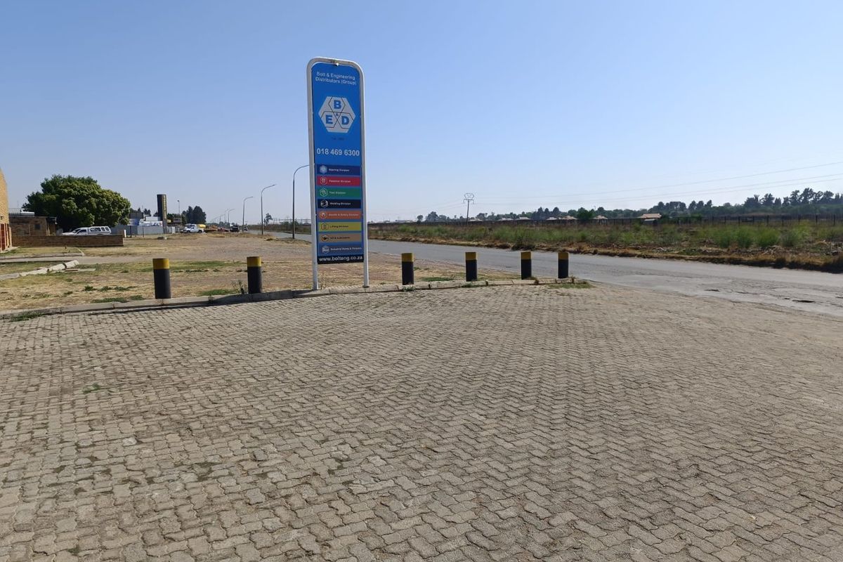 Huge property with a lot of shelf space and offices.  - Photo 2