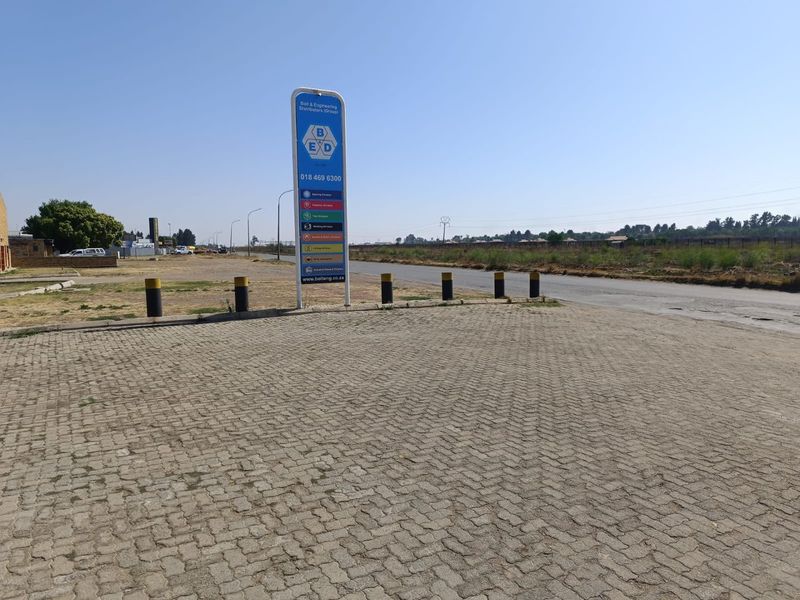 Huge property with a lot of shelf space and offices.  - Photo 2