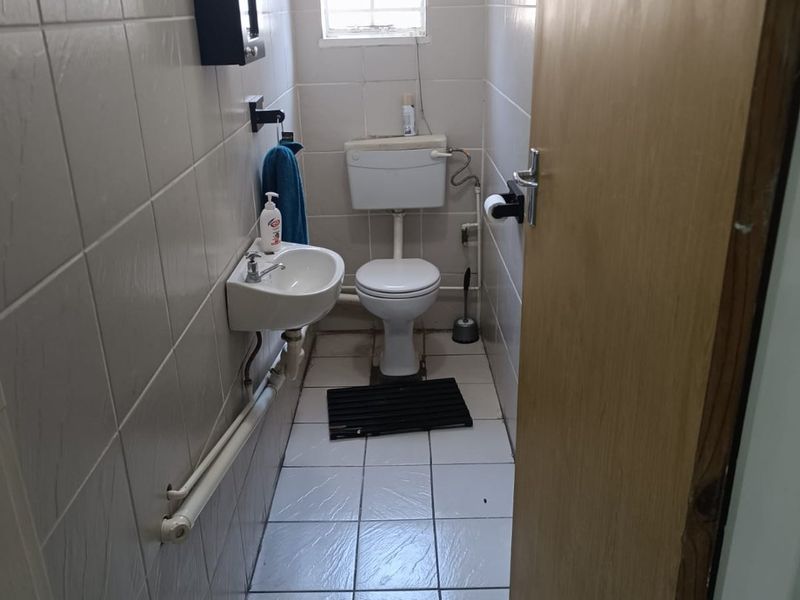 Huge property with a lot of shelf space and offices.  - Photo 9