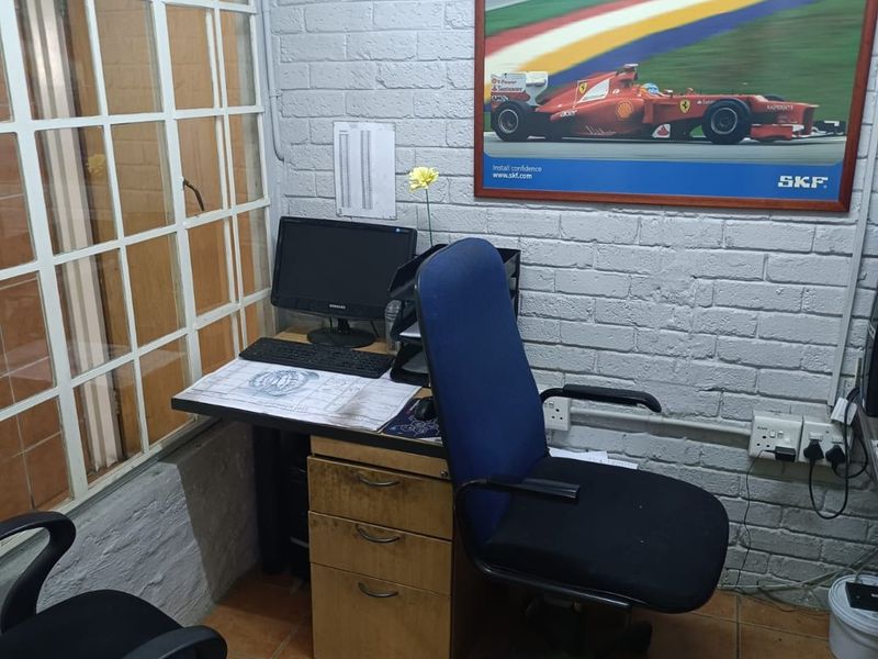 Huge property with a lot of shelf space and offices.  - Photo 8