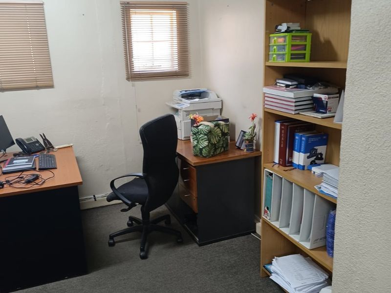 Huge property with a lot of shelf space and offices.  - Photo 7