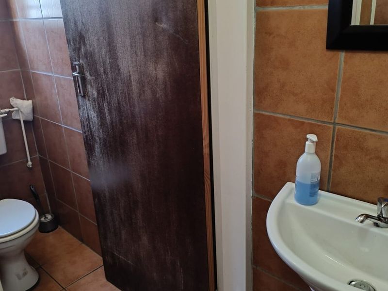 Huge property with a lot of shelf space and offices.  - Photo 6