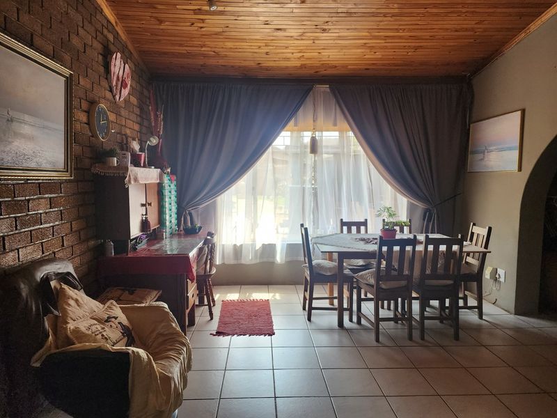 5 Bedroom house in Hartbeesfontein - Photo 5