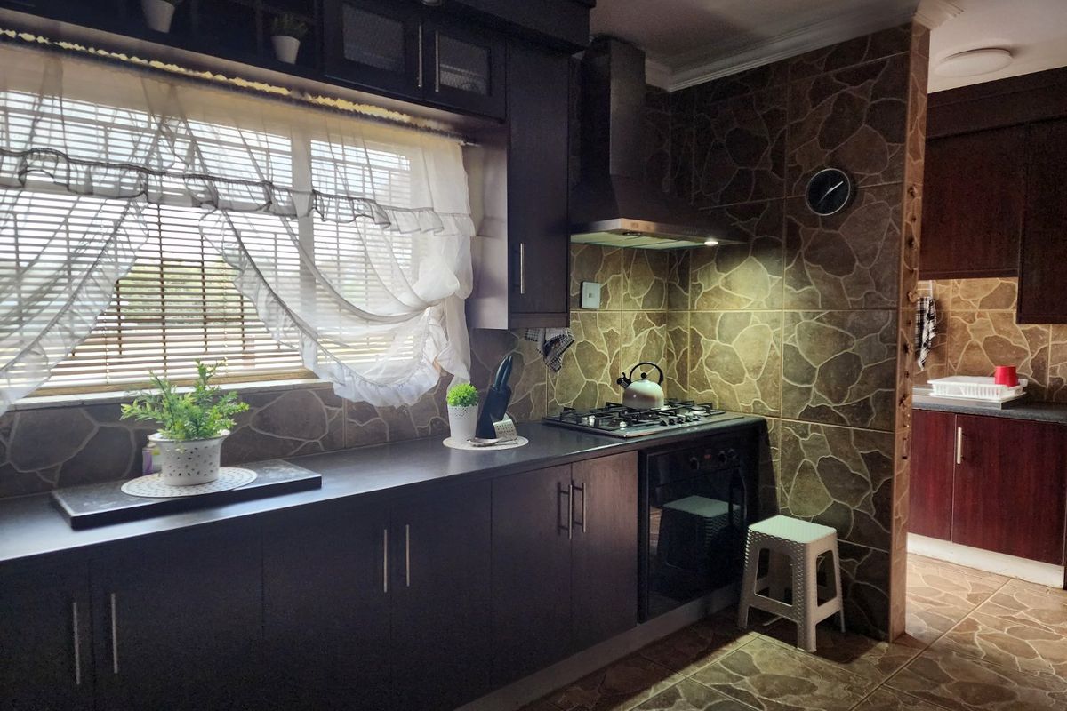 5 Bedroom house in Hartbeesfontein - Photo 3