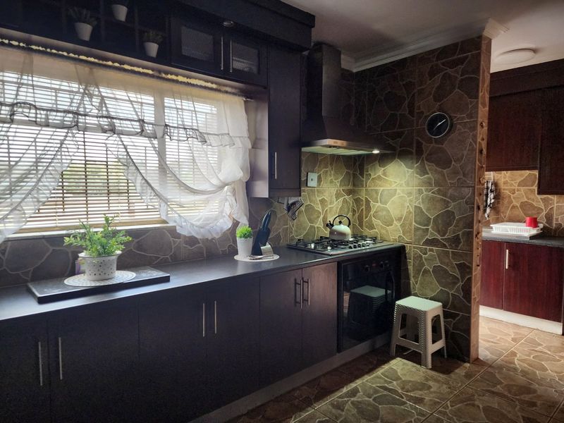 5 Bedroom house in Hartbeesfontein - Photo 3