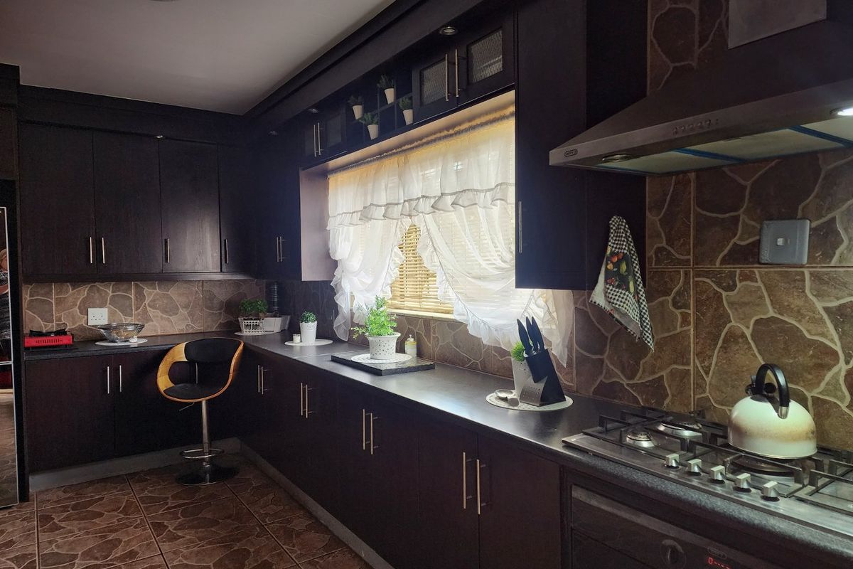 5 Bedroom house in Hartbeesfontein - Photo 2