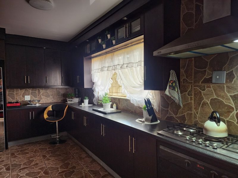 5 Bedroom house in Hartbeesfontein - Photo 2