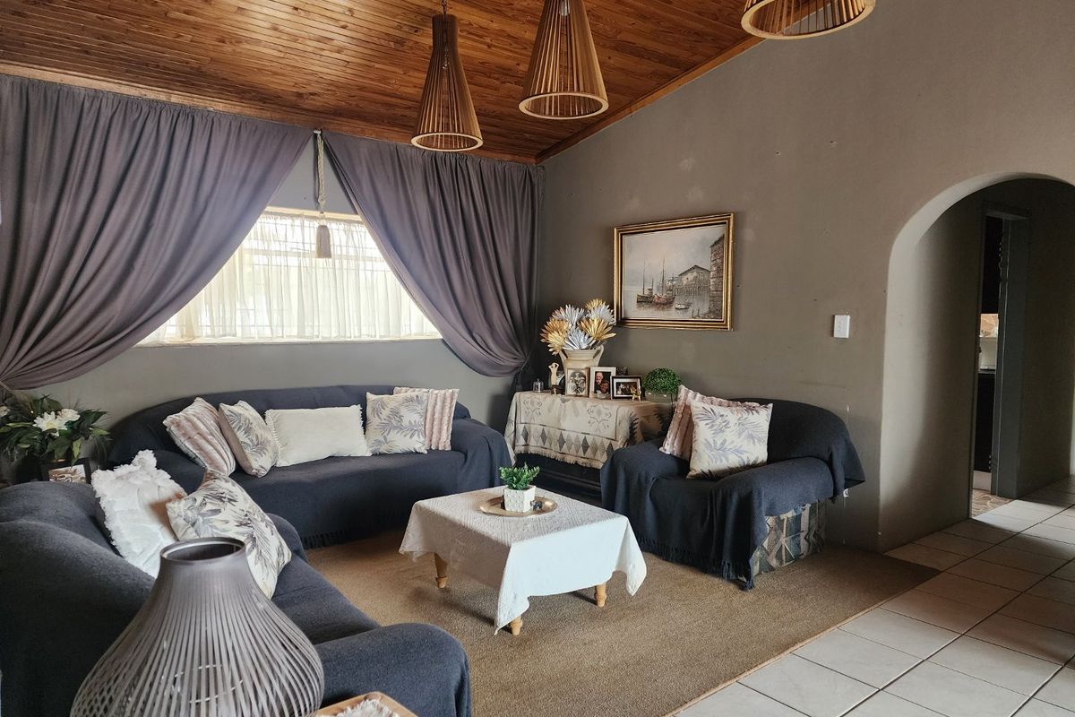 5 Bedroom house in Hartbeesfontein - Photo 4