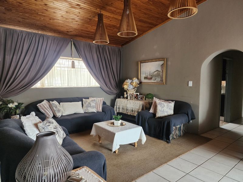 5 Bedroom house in Hartbeesfontein - Photo 4