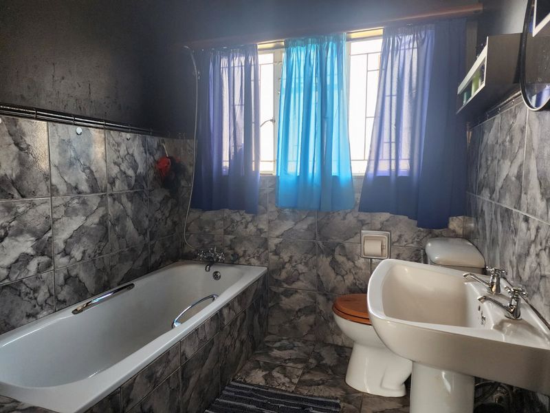 5 Bedroom house in Hartbeesfontein - Photo 10