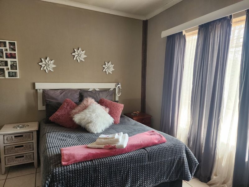 5 Bedroom house in Hartbeesfontein - Photo 8