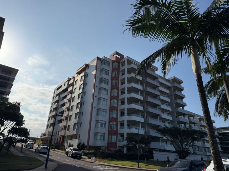 For sale in Umhlanga, 2 bedroom apartment with 180° sea views. - Photo 4