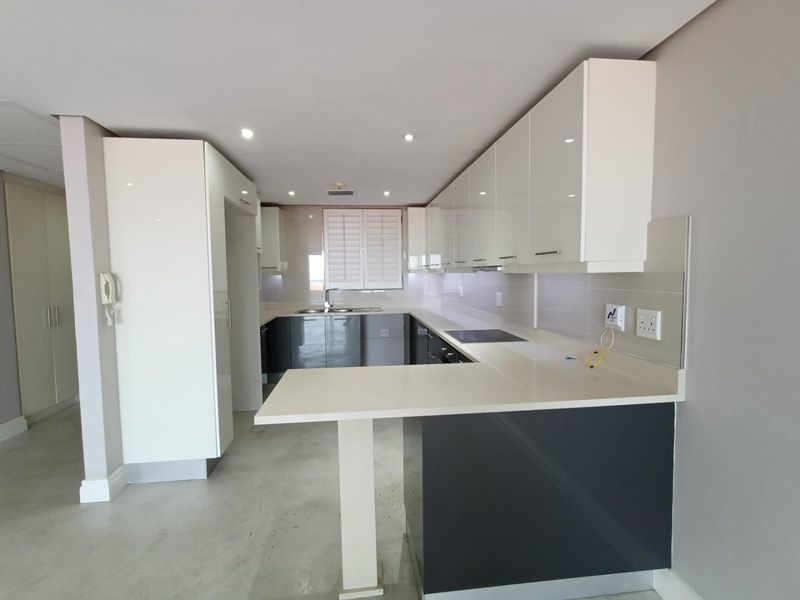 For sale in Umhlanga, 2 bedroom apartment with 180° sea views. - Photo 10