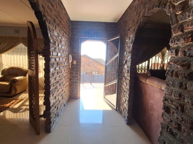 Spacious 5-Bedroom Home with Distant Sea Views in Margate - Photo 5