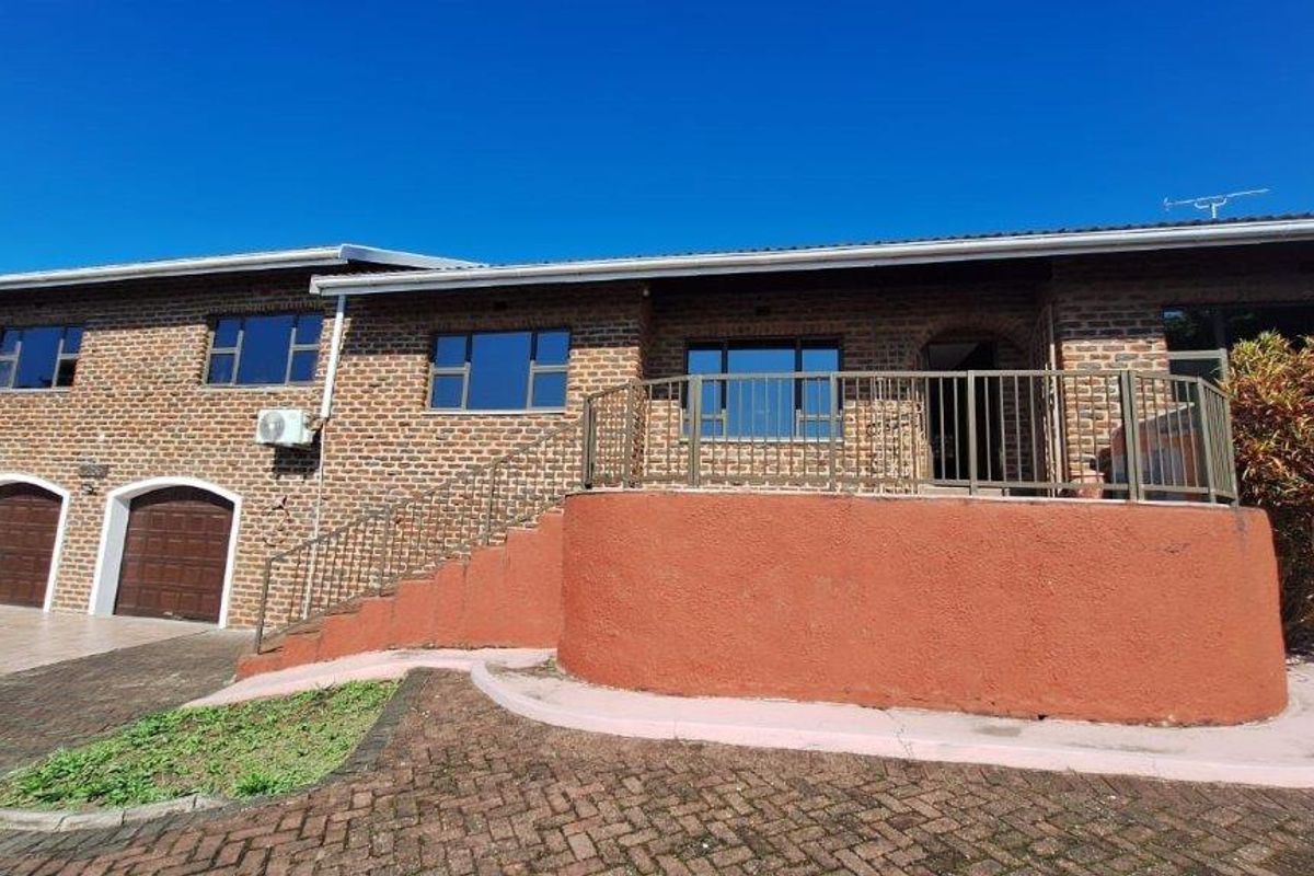 Spacious 5-Bedroom Home with Distant Sea Views in Margate - Photo 3