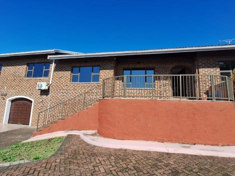 Spacious 5-Bedroom Home with Distant Sea Views in Margate - Photo 3