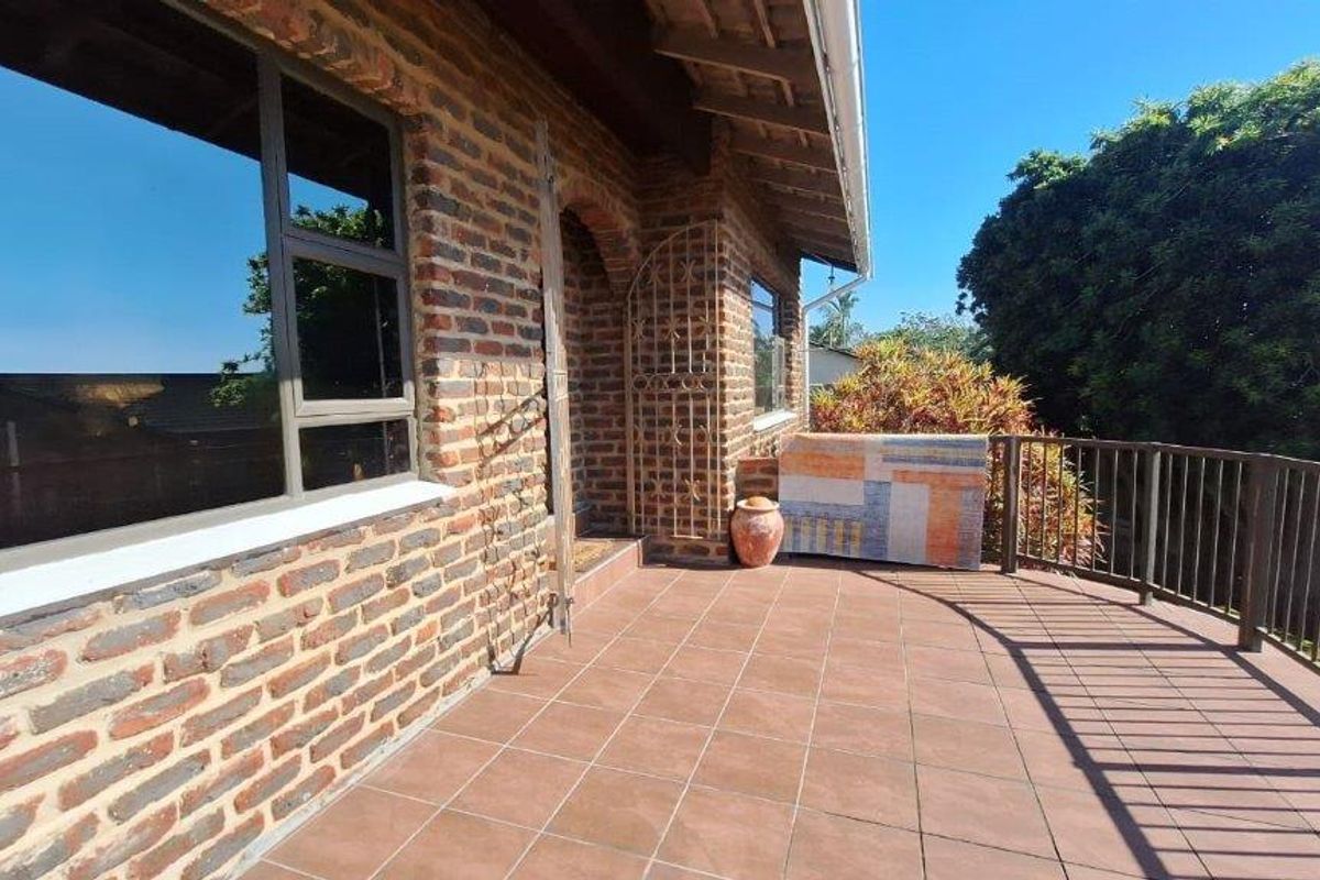Spacious 5-Bedroom Home with Distant Sea Views in Margate - Photo 4
