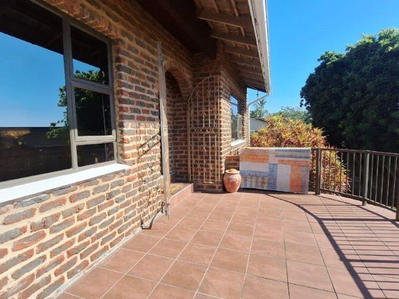 Spacious 5-Bedroom Home with Distant Sea Views in Margate - Photo 4