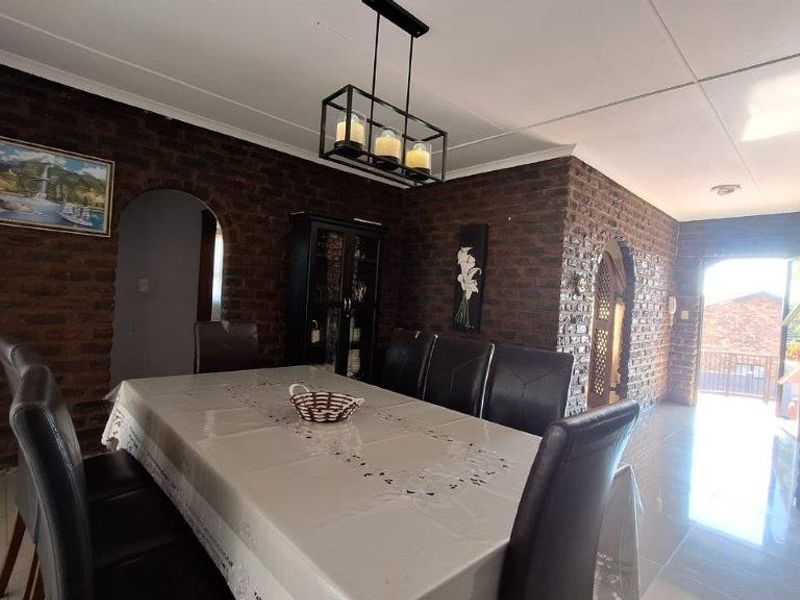 Spacious 5-Bedroom Home with Distant Sea Views in Margate - Photo 10