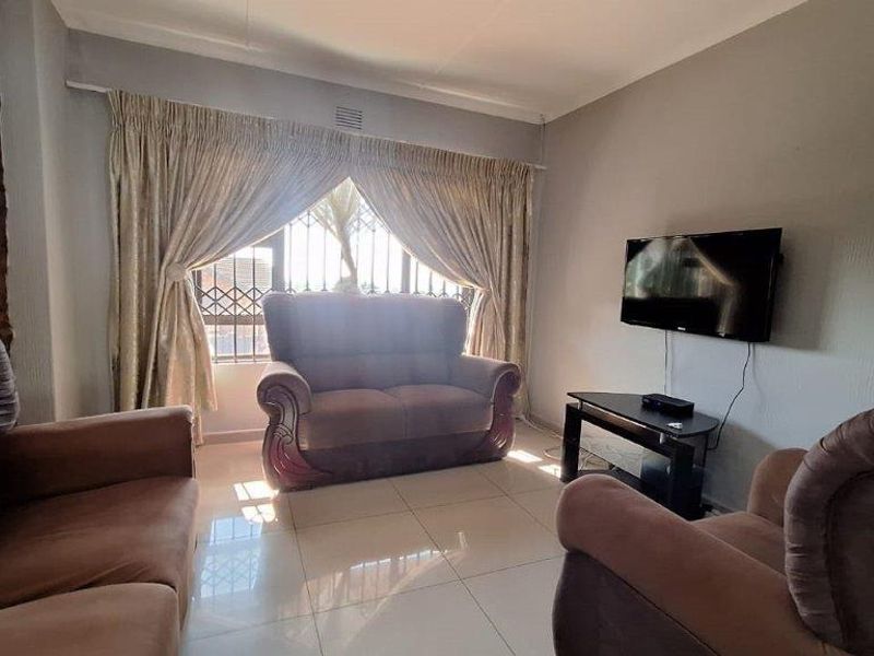 Spacious 5-Bedroom Home with Distant Sea Views in Margate - Photo 9