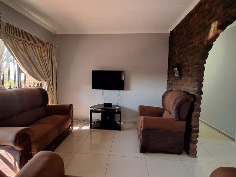 Spacious 5-Bedroom Home with Distant Sea Views in Margate - Photo 8