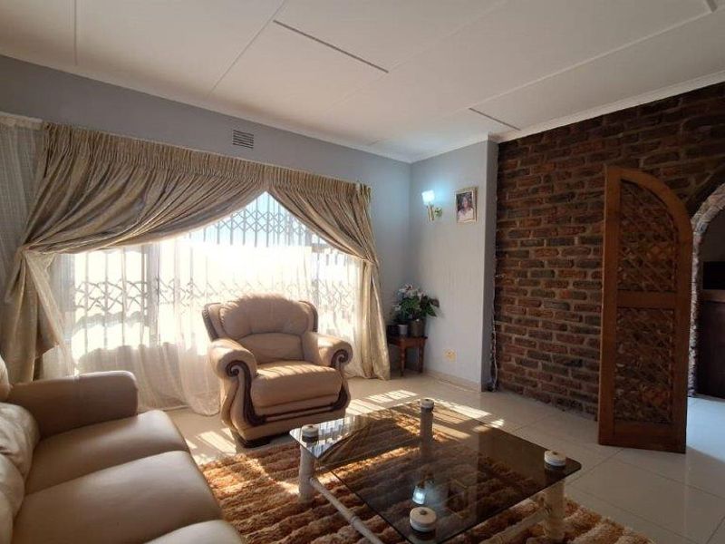 Spacious 5-Bedroom Home with Distant Sea Views in Margate - Photo 6