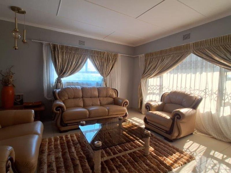 Spacious 5-Bedroom Home with Distant Sea Views in Margate - Photo 7