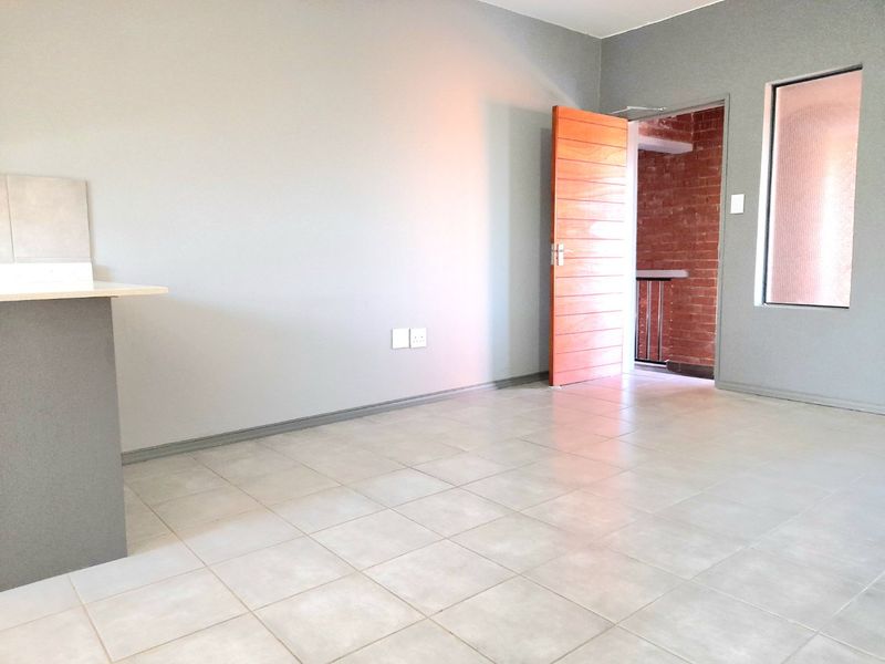 Lovely Modern 2 Bedroom Apartment - Photo 3