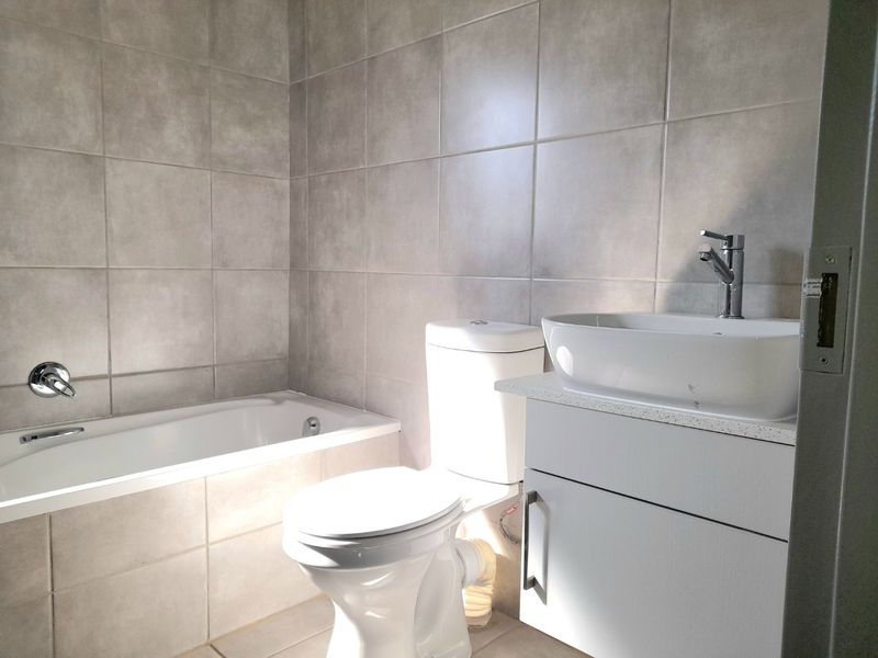 Lovely Modern 2 Bedroom Apartment - Photo 9