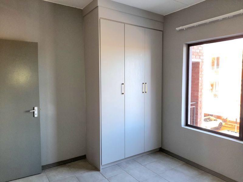 Lovely Modern 2 Bedroom Apartment - Photo 8