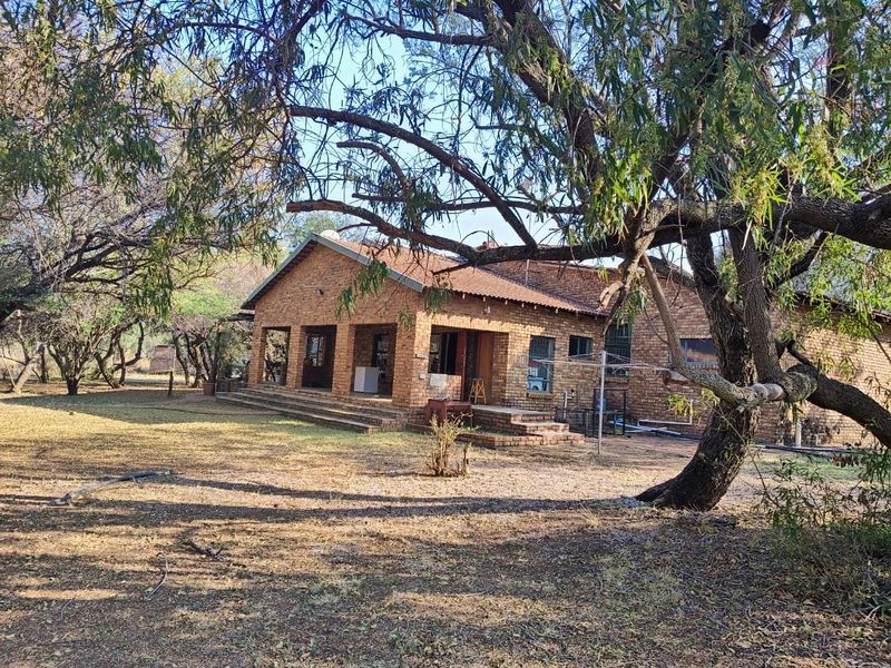 Best location in Dinokeng 21 hectares farm with waterfront house and flatlets - Photo 10