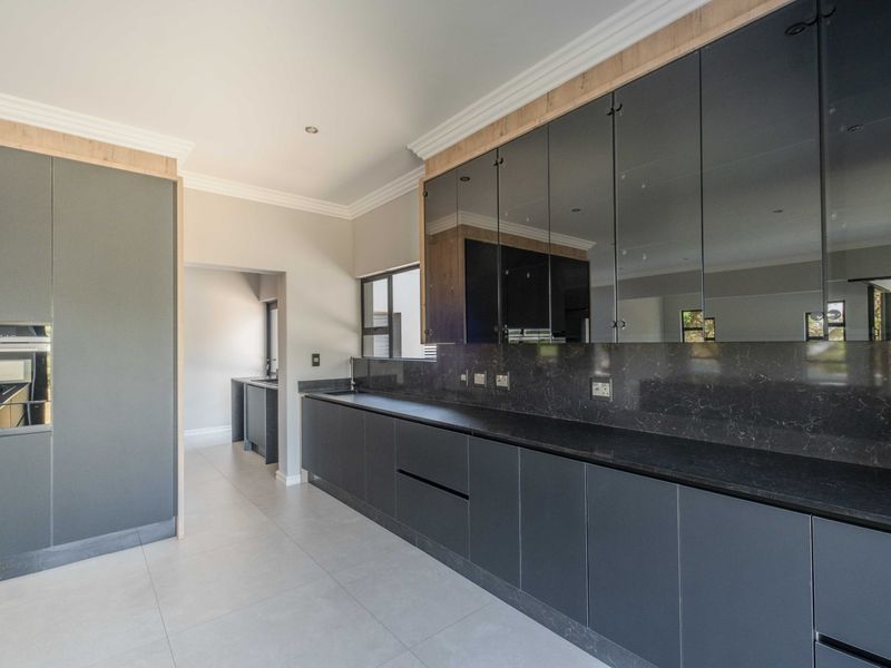 4 Bed House in Waterlake Farm Lifestyle Estate for Sale - Photo 3