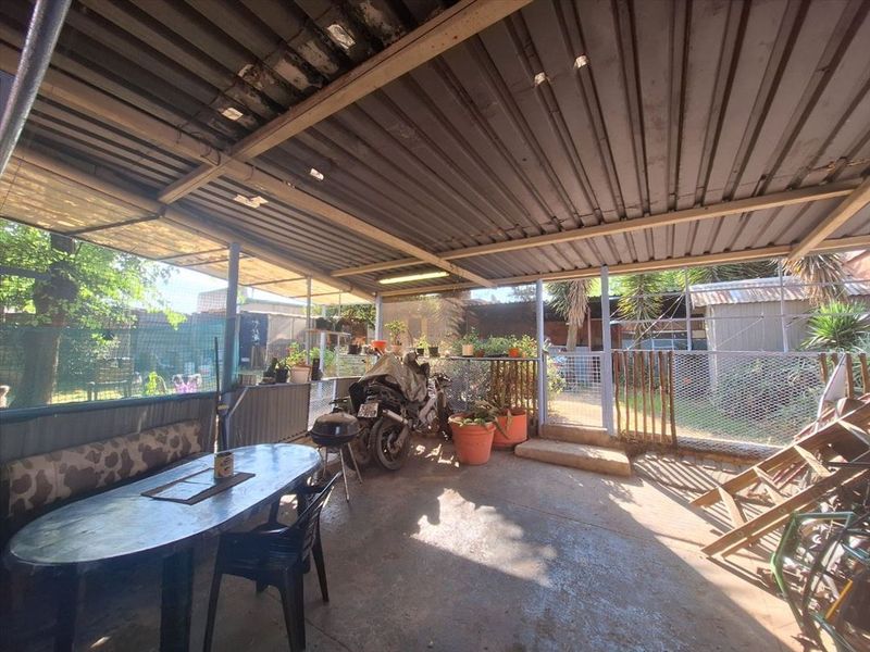 Spacious Family Home with Practical Features - Photo 3