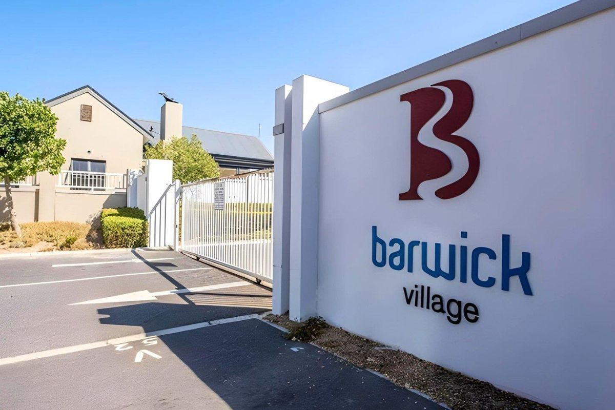 Pet friendly ground floor apartment for sale - Photo 2