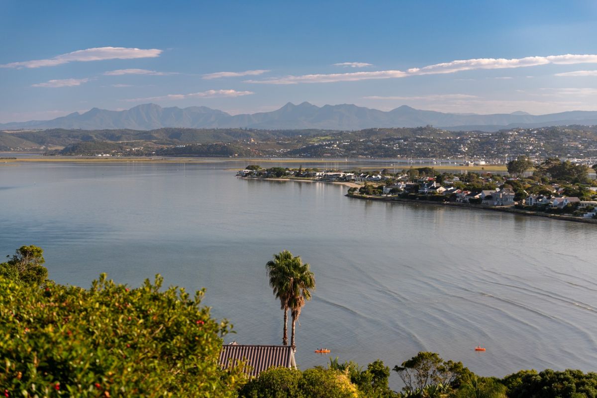 Follow the sun and enjoy this warm and sunny Knysna Heads home - Photo 3