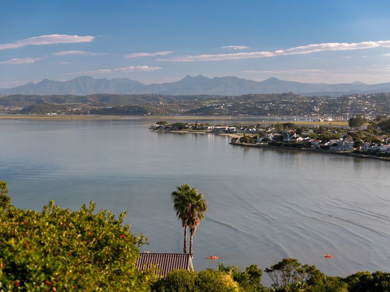 Follow the sun and enjoy this warm and sunny Knysna Heads home - Photo 3