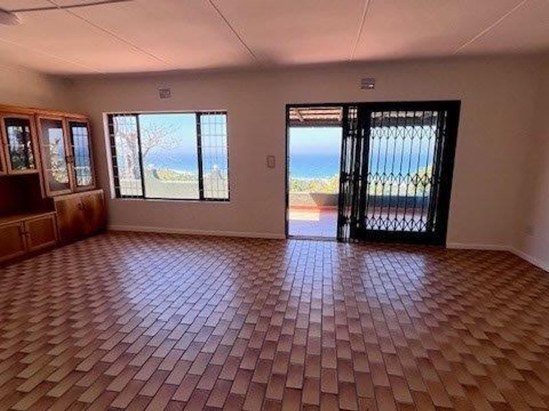 Spacious Trafalgar Home with Breathtaking Sea Views - Photo 10