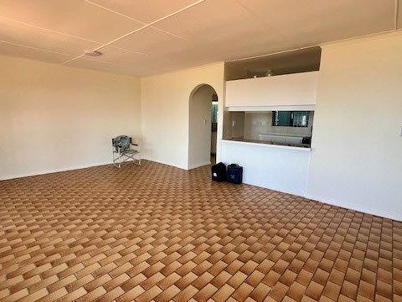 Spacious Trafalgar Home with Breathtaking Sea Views - Photo 9